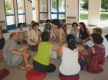 groupe-assis